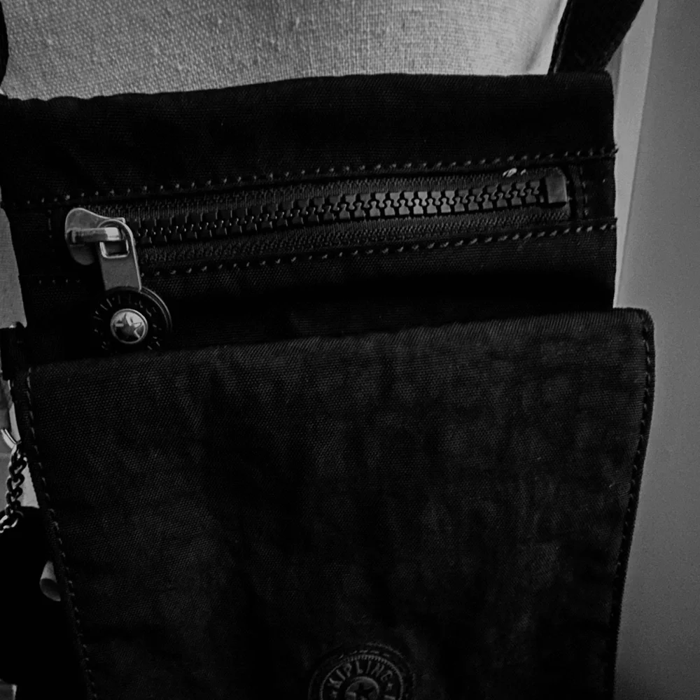 Kipling Black Crossbody with attached iconic Monkey New, 1 small tag attached - Picture 2 of 6